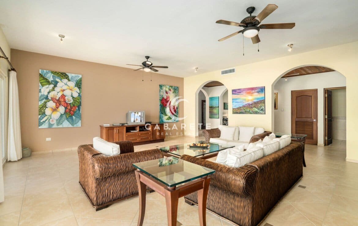 Ideally Located Beachfront Apartment
