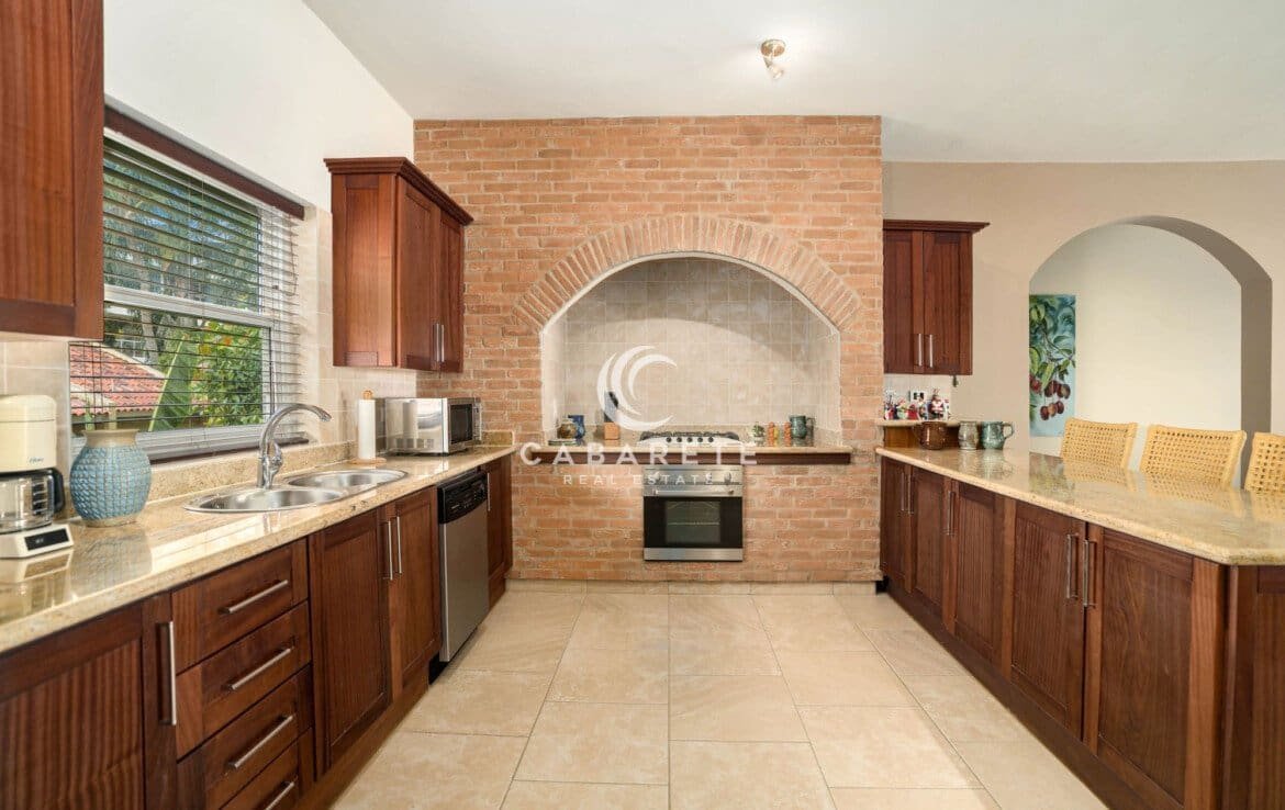 Ideally Located Beachfront Apartment
