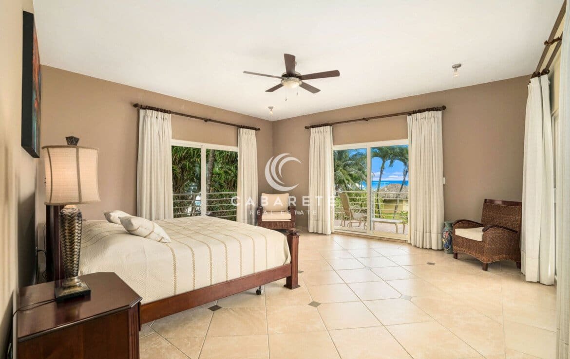 Ideally Located Beachfront Apartment