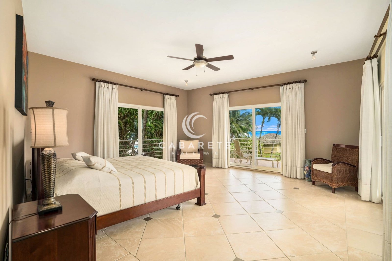 Ideally Located Beachfront Apartment