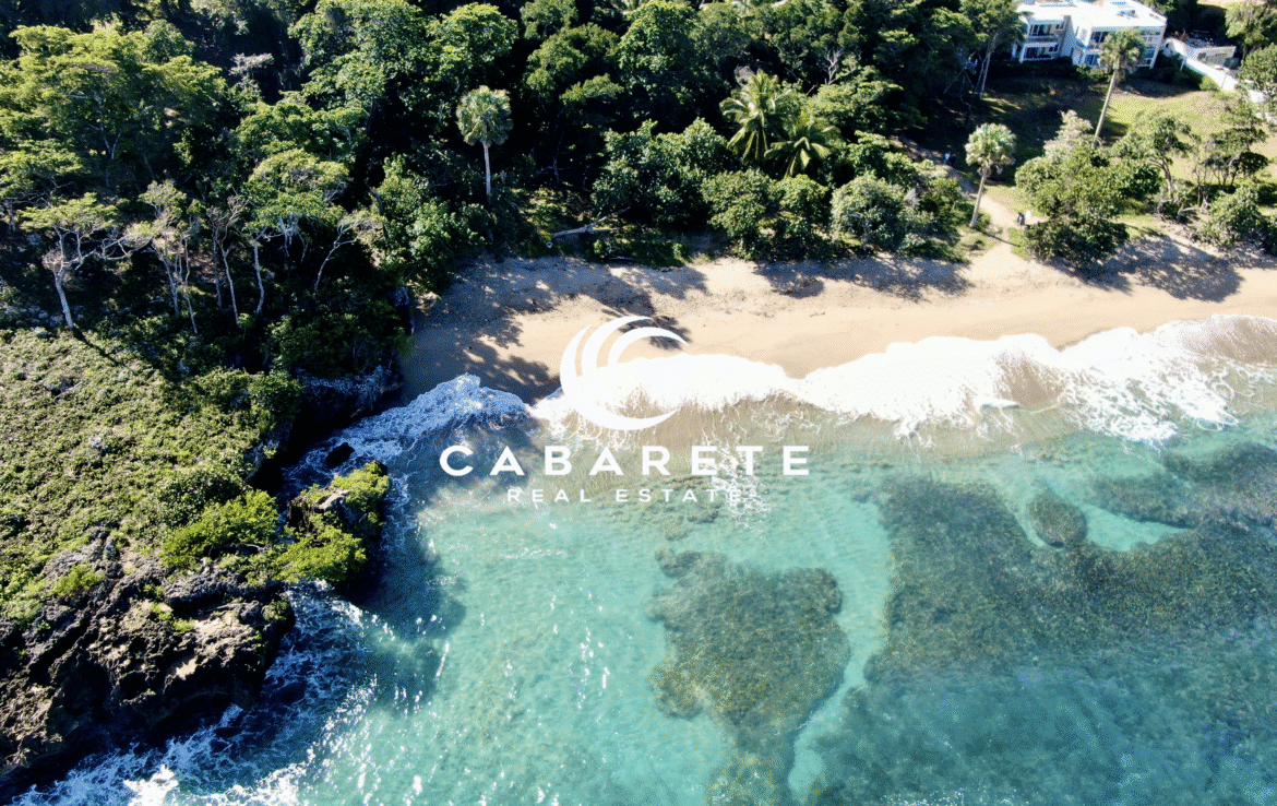 Unspoiled beachfront parcel with ocean frontage and tropical surroundings in Playa Laguna