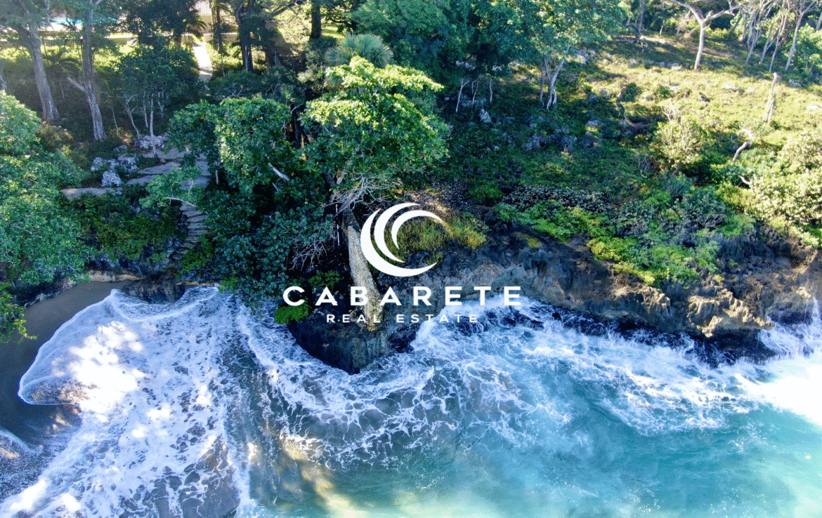 Coastal land in Playa Laguna with direct access to a sandy beach and open development area