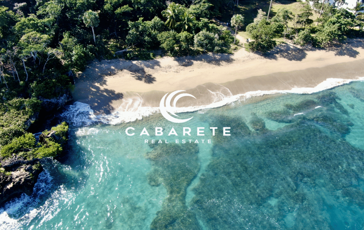Lush coastal parcel with waves crashing along the sandy shoreline in Playa Laguna