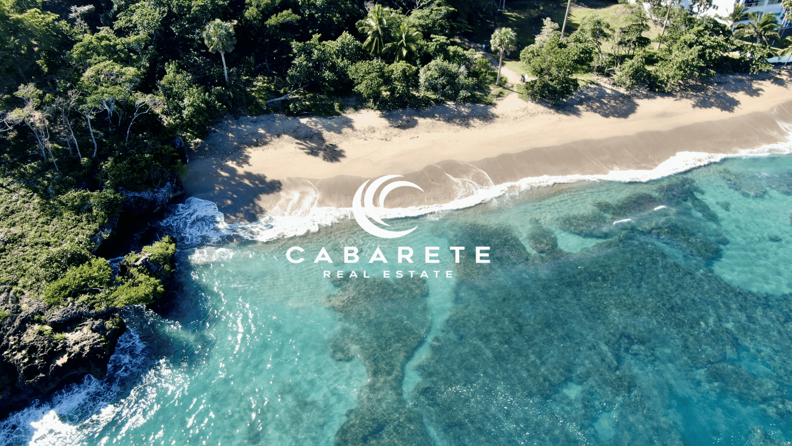 Lush coastal parcel with waves crashing along the sandy shoreline in Playa Laguna