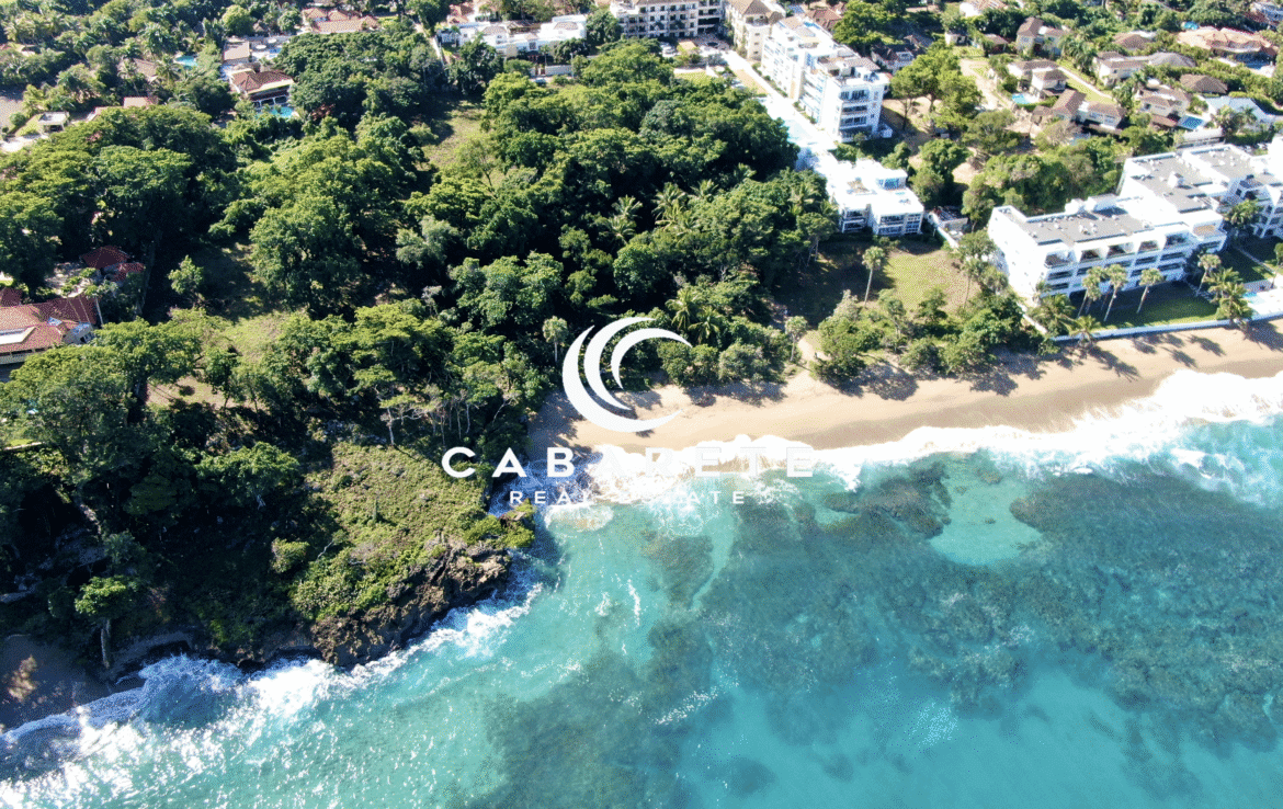 Wide sandy beachfront and flat terrain ideal for building in the Playa Laguna community