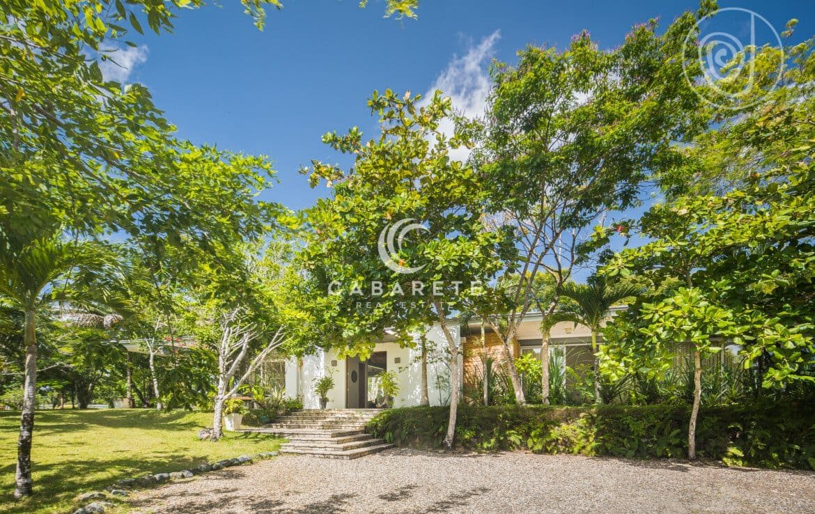 Nature Retreat: Modern Villa Escape