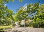 Nature Retreat: Modern Villa Escape