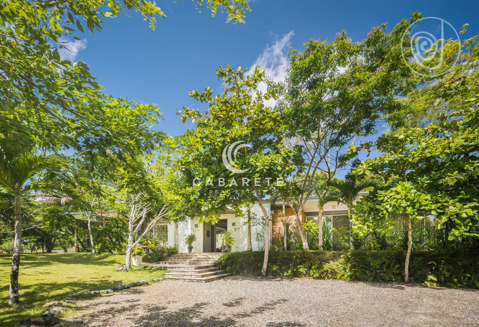 Nature Retreat: Modern Villa Escape