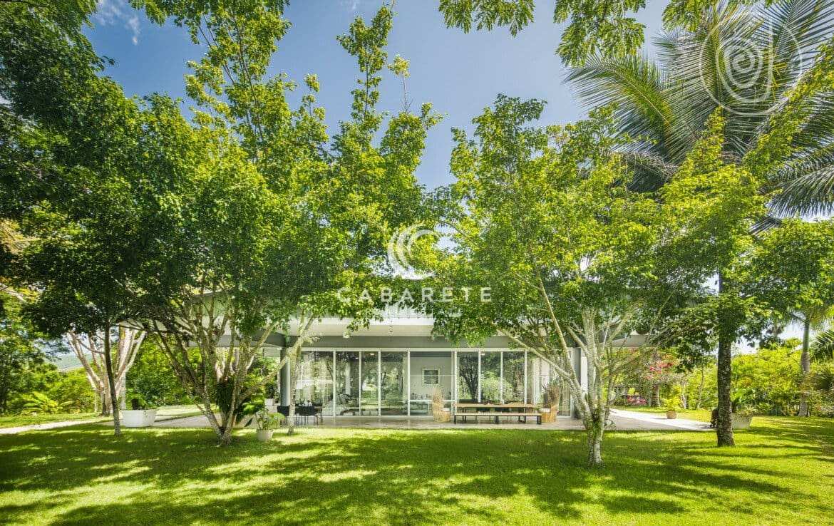 Nature Retreat: Modern Villa Escape