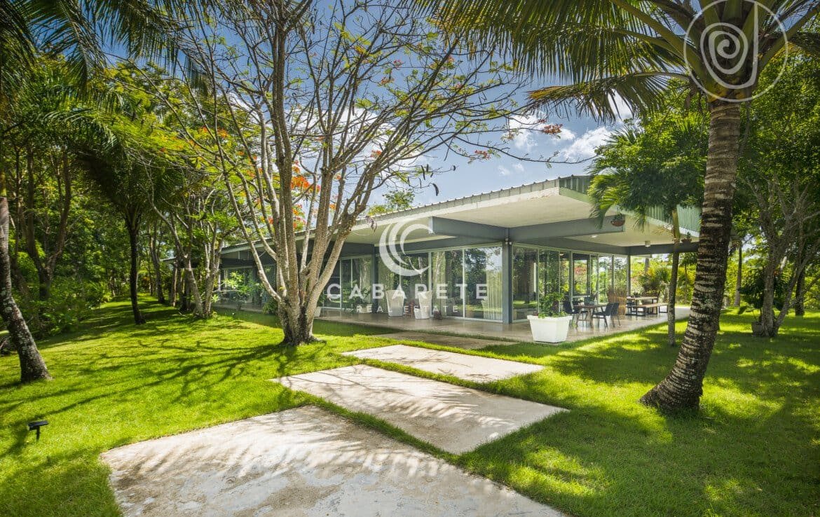 Nature Retreat: Modern Villa Escape