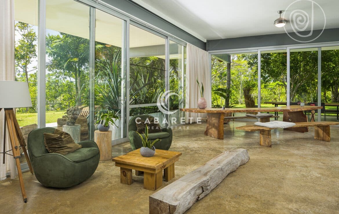 Nature Retreat: Modern Villa Escape living area