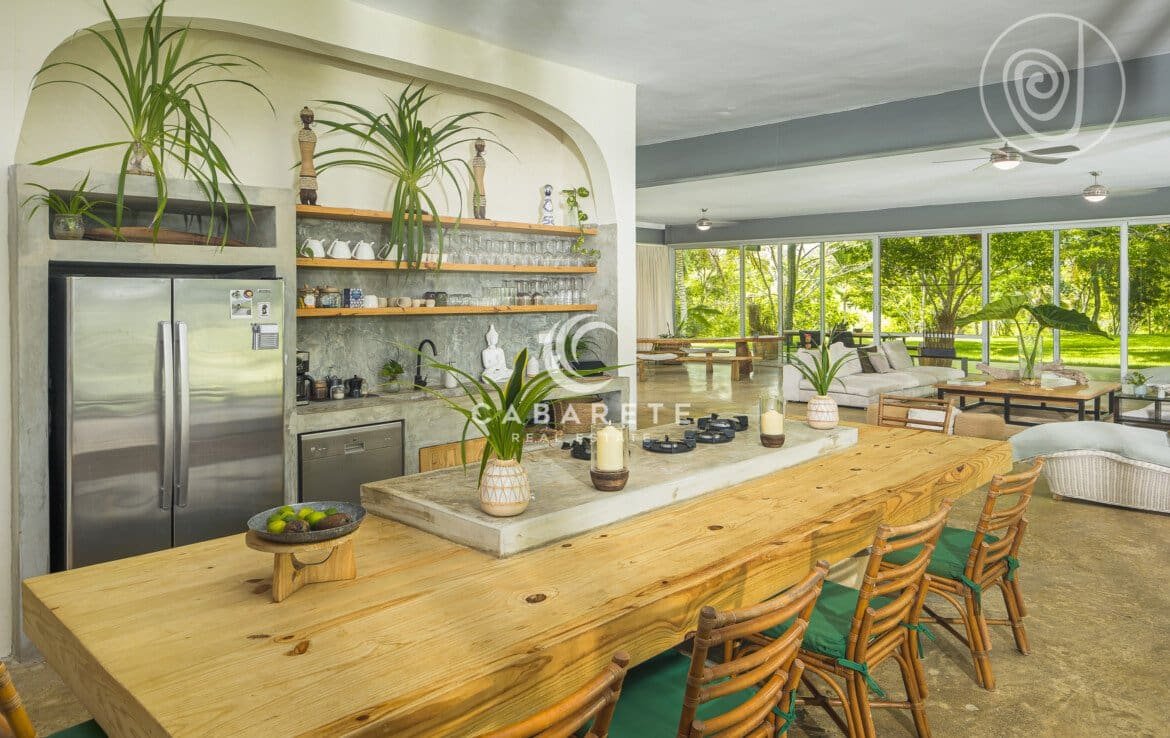 Nature Retreat: Modern Villa Escape