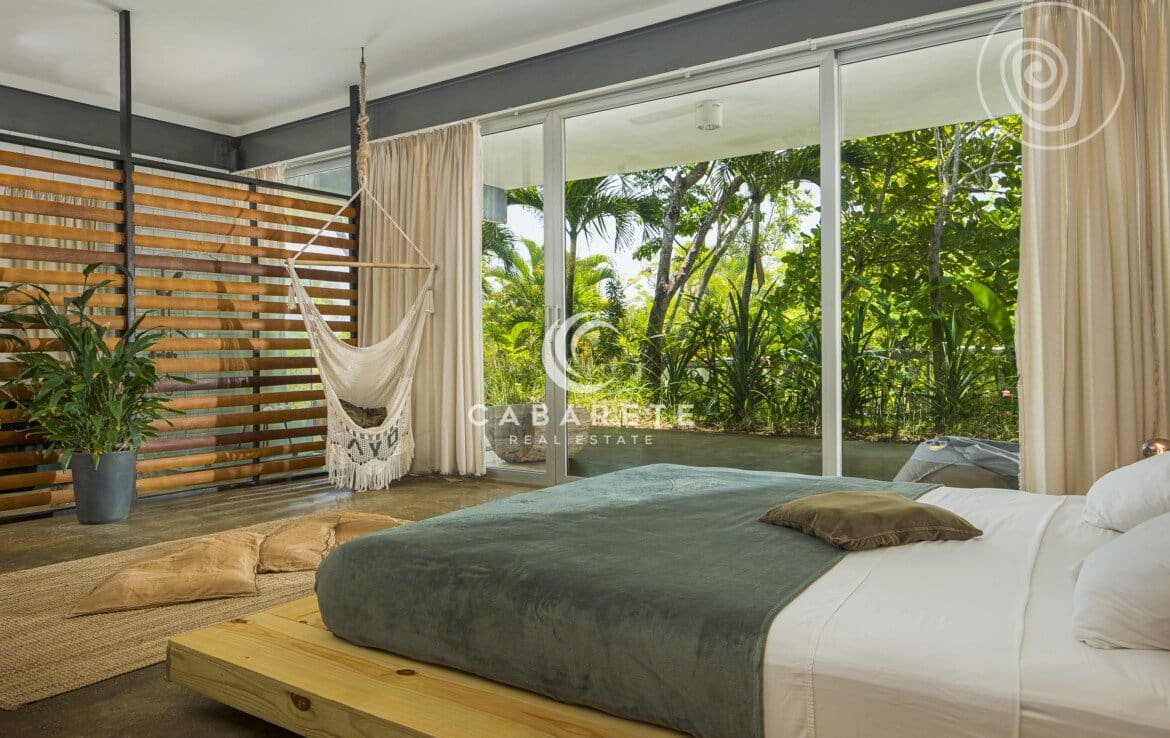 Nature Retreat: Modern Villa Escape