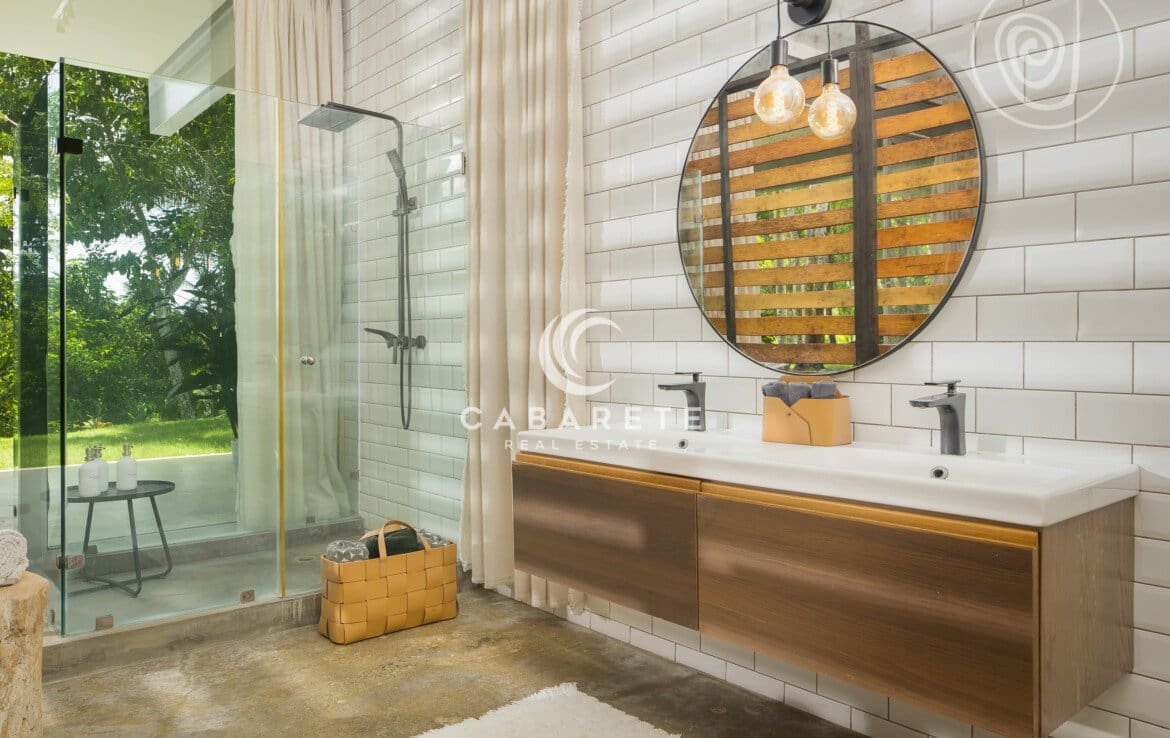 Nature Retreat: Modern Villa Escape
