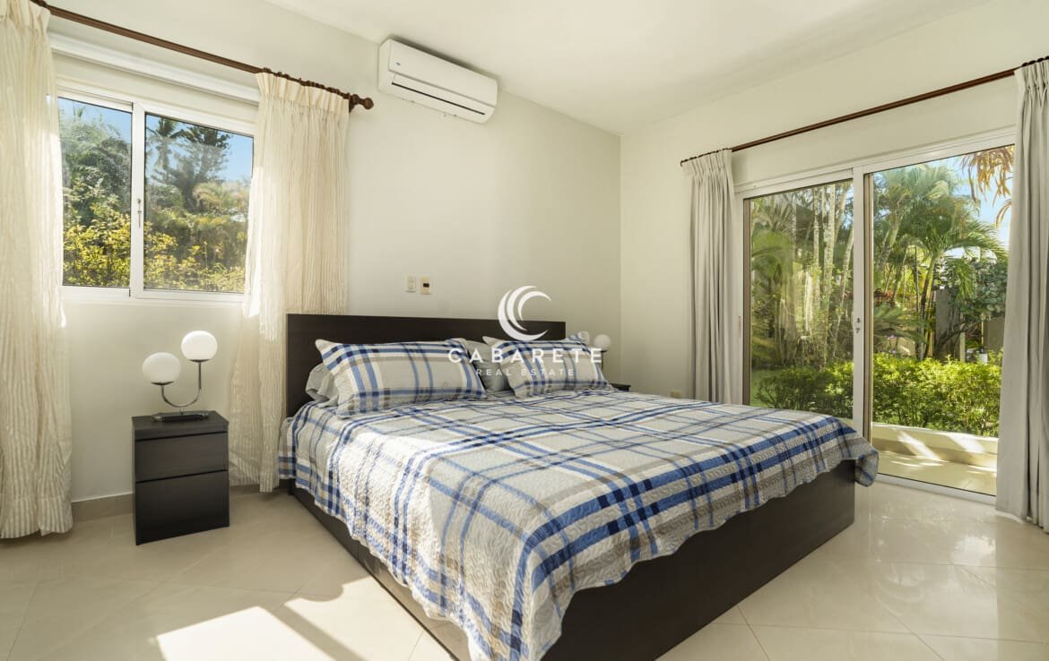 Master Bedroom with Kingsize Bed in Garden Condo Pro Cab