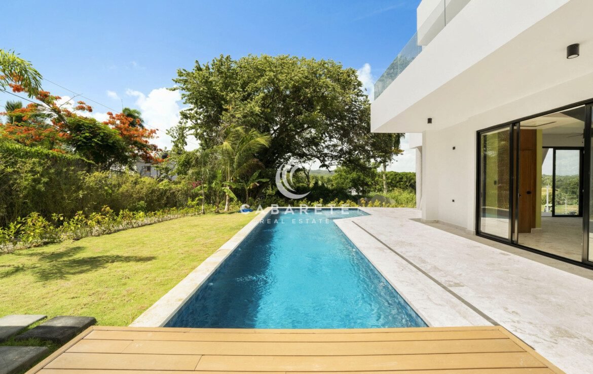 Modern villa with pool in Encuentro