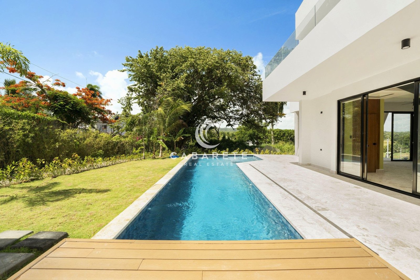 Modern villa with pool in Encuentro
