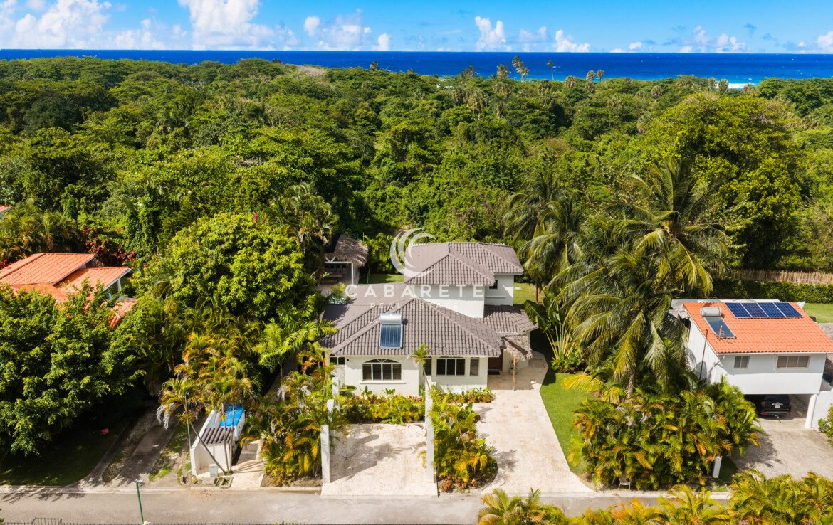 Walk-to-Encuentro Beach villa in gated community