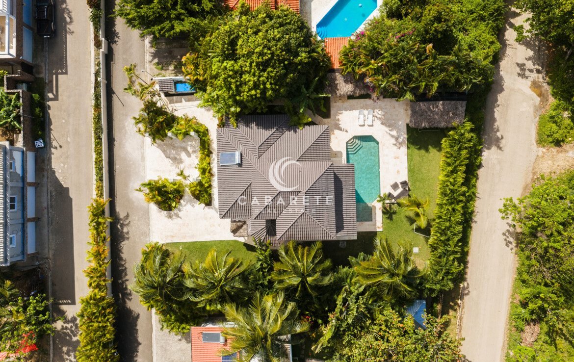 Remodeled villa with pool near Encuentro Beach