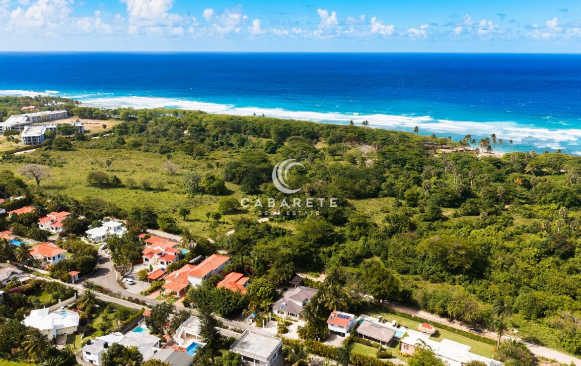 Walk-to-Encuentro Beach villa in gated community