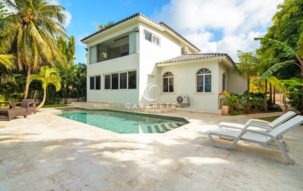 Remodeled villa with pool near Encuentro Beach