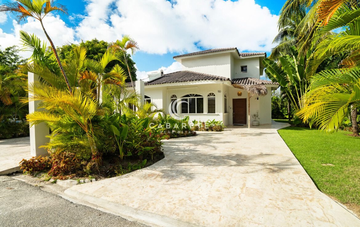 Encuentro Beach villa with tropical gardens