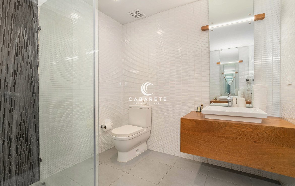 Contemporary guest bathroom with modern finishes
