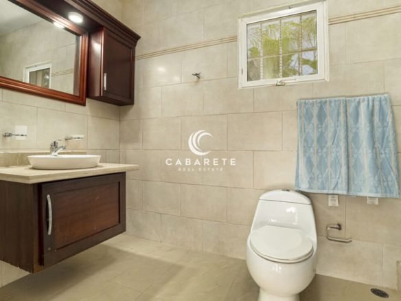 Master Bathroom in Garden Condo Pro Cab 1170x738
