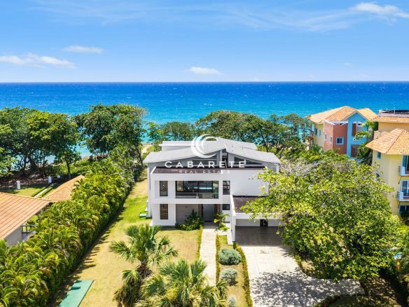 Oceanfront luxury villa in Perla Marina