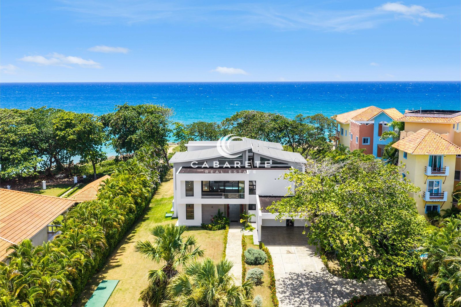 Oceanfront luxury villa in Perla Marina